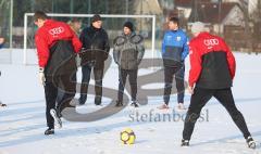3.Liga - FC Ingolstadt 04 - Trainingsauftakt nach Winterpause - Peter Jackwerth und Harald Gärtner im Gespräch mit Trainer Michael Wiesinger, rechts Stefan Schaidnagel