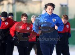 3.Liga - FC Ingolstadt 04 - Trainingsauftakt nach Winterpause - Warmlaufen Co-Trainer Henning Bürger