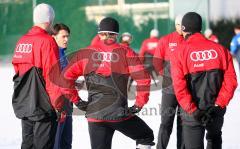 3.Liga - FC Ingolstadt 04 - Trainingsauftakt nach Winterpause - Ansprache in der Gruppe Co-Trainer Henning Bürger