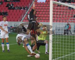 2.Liga - FC Ingolstadt 04 - SC Paderborn - 1:2 - Torchance für Moritz Hartmann, fliegt mit demm Ball in deas Tor und über Torwart Danial Masuch, doch der Ball liegt ausserhalb