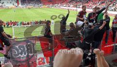 2.Liga - FC Ingolstadt 04 - FC Erzgebirge Aue - 0:0 - Stefan Leitl mit dem Megaphon zum HUMBA in den Fans