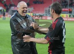 2.Liga - FC Ingolstadt 04 - VfL Bocum 3:0 - Peter Jackwerth gratuliert Ralf Keidel