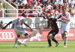 2.Liga - FC Ingolstadt 04 - FC Augsburg - 1:4 - Moritz Hartmann im Zweikampf mit Sankoh, Gibril  und Oehrl, Torsten