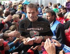 FC Ingolstadt 04 - Saisonabschlußfeier am Audi Sportpark - Michael Lutz umringt von Fans