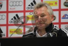 2.Liga - FC Ingolstadt 04 - MSV Duisburg 1:1 - Enttäuscht in der Pressekonferenz Trainer Benno Möhlmann