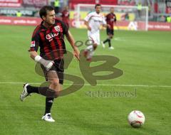 2.Liga - FC Ingolstadt 04 - Oberhausen 1:2 - Andreas Görlitz kommt vor das Tor und trifft den Torwart am Arm