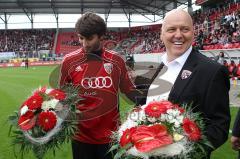 2.Liga - FC Ingolstadt 04 - Vfl Osnabrück 0:1 - Harald Gärtner und Peter Jackwerth verabschieden Markus Karl