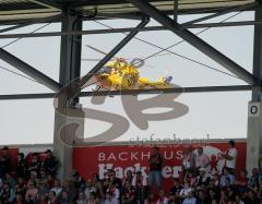 2.Liga - FC Ingolstadt 04 - FC Augsburg - Rettungshubschrauber für einen Fan