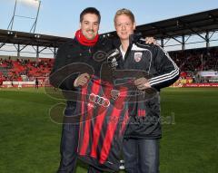 2.Liga - FC Ingolstadt 04 - VfL Bocum 3:0 - Übergabe trikot an Gewinner durch Sebastian Zielinsky