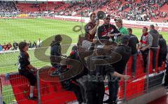 2.Liga - FC Ingolstadt 04 - FC Erzgebirge Aue - 0:0 - Stefan Leitl mit dem Megaphon zum HUMBA in den Fans