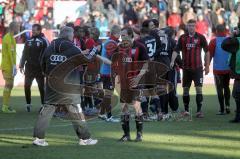 2.Liga - FC Ingolstadt 04 - Armenia Bielefeld 1:0 - Jubel Trainer Möhlmann gratuliert hier Tobias Fink