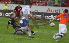 2.Liga - FC Ingolstadt 04 - Karlsruher SC 1:1 - im Liegen erzielt Sebastian Hofmann das 1:0, Torwart Robles kommt nicht mehr hin