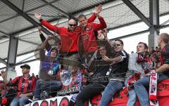 2.Liga - FC Ingolstadt 04 - VfL Osnabrück - Michael Lutz bei den Fans