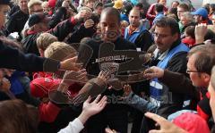 2.Liga - FC Ingolstadt 04 - Saisonabschlußfeier - David Pisot Autogramm Fans