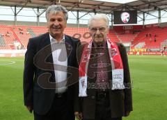 2.Liga - FC Ingolstadt 04 - Oberhausen 1:2 - Herr Schlagbauer mit 90 Jahren ältestes FC Mitglied mit Werner Roß