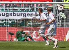 2.Liga - FC Ingolstadt 04 - FC Augsburg - 1:4 - das 3. Tor, Sascha Kirschstein am Boden