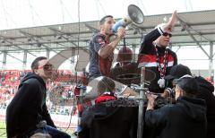 2.Liga - FC Ingolstadt 04 - FC Erzgebirge Aue - 0:0 - Stefan Leitl mit dem Megaphon zum HUMBA in den Fans