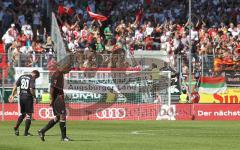 2.Liga - FC Ingolstadt 04 - FC Augsburg - Speiel ist aus 1:4 verloren. David Pisot und Ralf Keidel mit hängenden Köpfen vor den Augsburger Fans