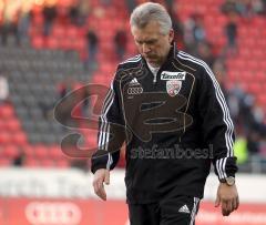 2.Liga - FC Ingolstadt 04 - SC Paderborn - 1:2 - Benno Möhlmann geht mit hängendem Kopf nach dem Spiel vom Platz