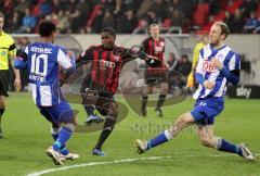 2.Liga - FC Ingolstadt 04 - Hertha BSC Berlin 1:1 - Edson Buddle zieht ab und trifft Roman Hubnik voll im Gesicht