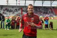 2.Liga - FC Ingolstadt 04 - VfL Osnabrück - Michael Lutz läuft zu den Fans