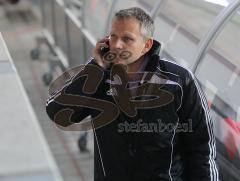 2.Liga - FC Ingolstadt 04 - Energie Cottbus - Harald Gärtner telefoniert nach dem Spiel