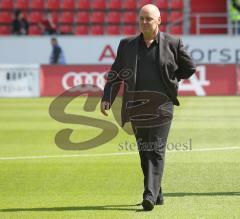 2.Liga - FC Ingolstadt 04 - Erzgebirge Aue 0:0 - Peter Jackwerth geht nachdenklich über das Spielfeld