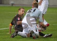 2.Liga - FC Ingolstadt 04 - Oberhausen 1:2 - Moritz Hartmann streitet mit dem Torwart