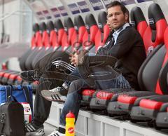 2.Liga - FC Ingolstadt 04 - FSV Frankfurt 0:1 - Trainer Michael Wiesinger vor dem Spiel auf der leeren Spielerbank