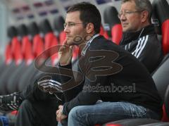 2.Liga - FC Ingolstadt 04 - FSV Frankfurt 0:1 - Trainer Michael Wiesinger vor dem Spiel auf der leeren Spielerbank