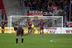 2.Liga - FC Ingolstadt 04 - Energie Cottbus - Spiel ist aus, die Spieler lassen die Köpfe hängen