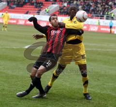 2.Liga - FC Ingolstadt 04 - Alemannia Aachen 2:1 - Moise Bambara in Bedrängnis durch Seyi Olajengbesi