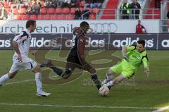 2.Liga - FC Ingolstadt 04 - Armenia Bielefeld 1:0 - Edson Buddle scheitert am Torhüter Dennis Eilhof