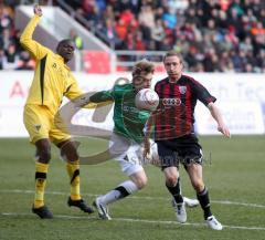 2.Liga - FC Ingolstadt 04 - Alemannia Aachen 2:1 - Moritz Hartmann überwindet den Torwart David Hohs aber ohne Erfolg