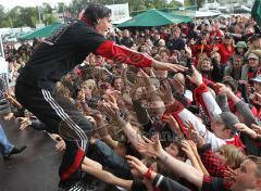 2.Liga - FC Ingolstadt 04 - Saisonabschlußfeier - Marino Biliskov Fans Jubel