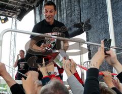 2.Liga - FC Ingolstadt 04 - Saisonabschlußfeier - Stefan Leitl gibt Autogramme Fans