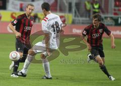 2.Liga - FC Ingolstadt 04 - Oberhausen 1:2 - links Moritz Hartmann gibt den Ball an Andreas Buchner