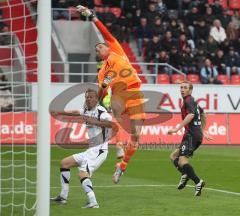 2.Liga - FC Ingolstadt 04 - FSV Frankfurt 0:1 - Moritz Hartmann sieht zu wie Torwart Patric Klandt den Ball wegboxt