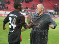 2.Liga - FC Ingolstadt 04 - VfL Bocum 3:0 - Peter Jackwerth gratuliert Marvin Matip