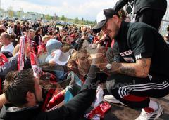 FC Ingolstadt 04 - Saisonabschlußfeier am Audi Sportpark - Sascha Kirschstein gibt Autogramme