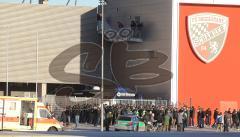 2.Liga - FC Ingolstadt 04 - Armenia Bielefeld 1:0 - Fans von Bielefeld besetzen den Bus von Armenia