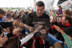 2.Liga - FC Ingolstadt 04 - Saisonabschlußfeier - Andreas Görlitz Autogramme Fans Jubel