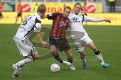 2.Liga - FC Ingolstadt 04 - FSV Frankfurt 0:1 - Moritz Hartmann in Bedrangnis, links Andreas Dahlen und rechts Mike Wunderlich