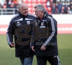 2.Liga - FC Ingolstadt 04 - Alemannia Aachen 2:1 - Peter Jackwerth gratuliert Benno Möhlmann