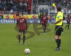 2.Liga - FC Ingolstadt 04 - 1860 München - Gelbe Karte für Andreas Buchner durch Foul an Schindler