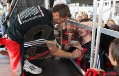 2.Liga - FC Ingolstadt 04 - Saisonabschlußfeier - Stefan Leitl gibt Autogramme Fans