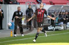 2.Liga - FC Ingolstadt 04 - SC Paderborn - 1:2 - Kommt an den Ball nicht hin Moritz Hartmann, im Hintergrund Trainer Benno Möhlmann flippt aus