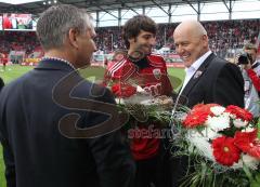 2.Liga - FC Ingolstadt 04 - Vfl Osnabrück 0:1 - Harald Gärtner und Peter Jackwerth verabschieden Markus Karl