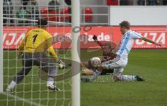 2.Liga - FC Ingolstadt 04 - 1860 München - Moritz Hartmann mit einer Torchance, rechts Kai Bülow und links Torwart Gabor Kiraly