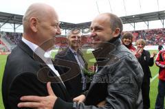 2.Liga - FC Ingolstadt 04 - Vfl Osnabrück 0:1 - Peter Jackwerth gratuliert Trainer Joe Albersinger zum Aufstieg in die Regionlaliga Süd, hinten Harald Gärtner